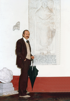 L'autore davanti alla lapide di Paolo Coppola nel 1978